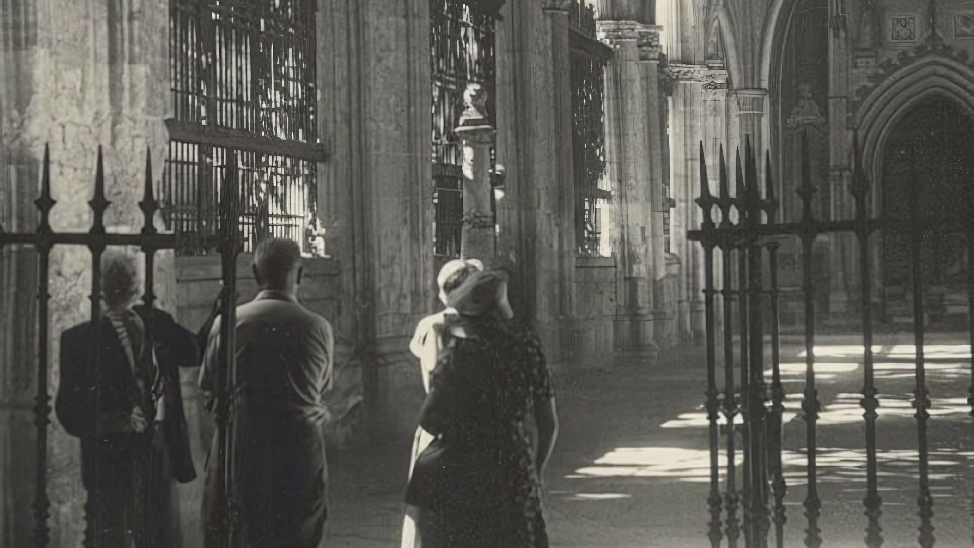 "From masses to masses": eight centuries of traveling gazes towards the primate cathedral