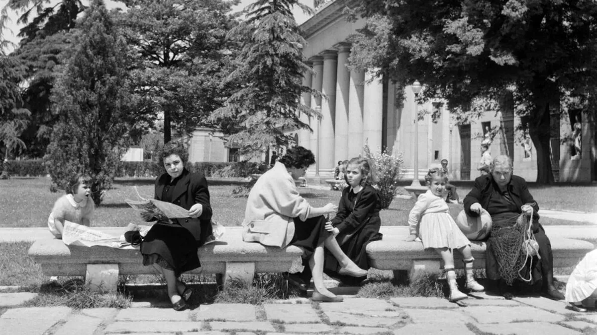 The Spanish woman under the foreign gaze: imaginaries and gender roles in stories and travel photographs of the Franco regime